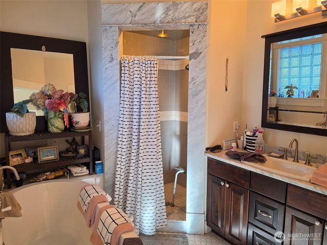 7652 E Green Lake Drive N, Seattle, WA 98103