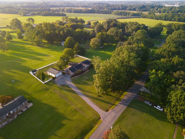 204 Greenbriar Ave, Shelbyville, TN 37160