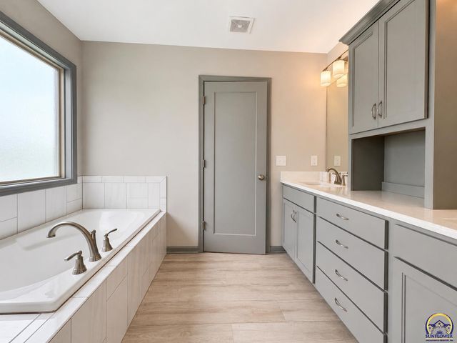 16030 Craig St, Basehor, KS 66007