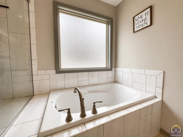 16030 Craig St, Basehor, KS 66007