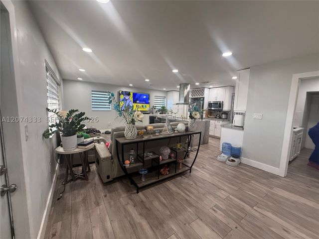 1201 N 70th Way, Hollywood, FL 33024