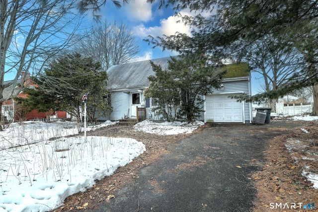 22 Lynmoor Street, Milford, CT 06460