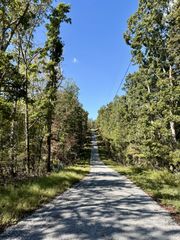 135 Old Hickory Dr, Holladay, TN 38341