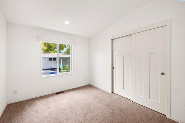 21 Nuclear Ln, Richland, WA 99354