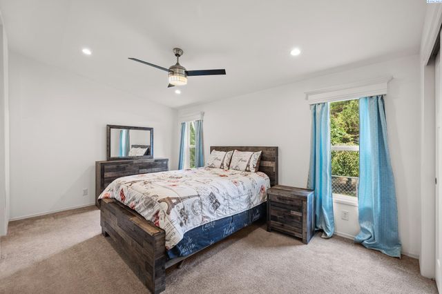 21 Nuclear Ln, Richland, WA 99354