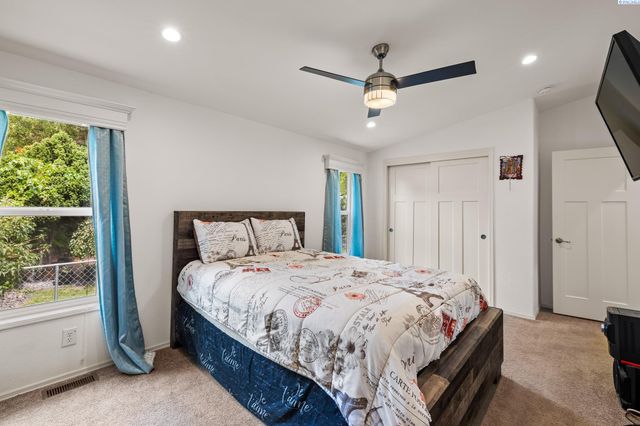 21 Nuclear Ln, Richland, WA 99354