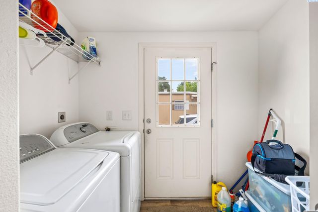 21 Nuclear Ln, Richland, WA 99354