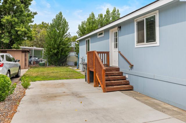 21 Nuclear Ln, Richland, WA 99354
