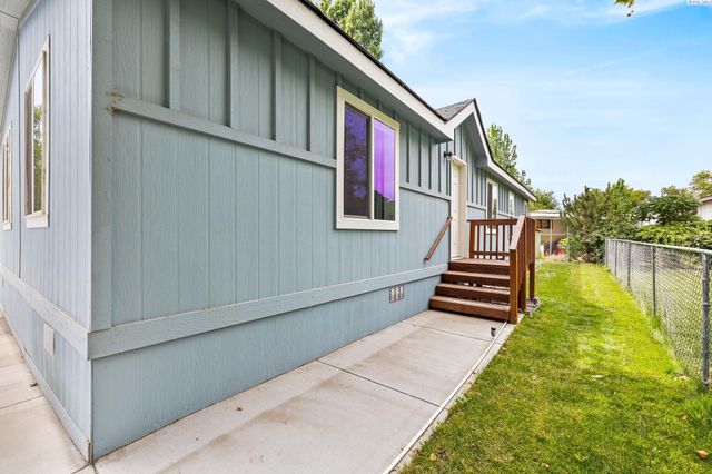 21 Nuclear Ln, Richland, WA 99354