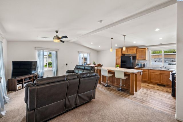 21 Nuclear Ln, Richland, WA 99354