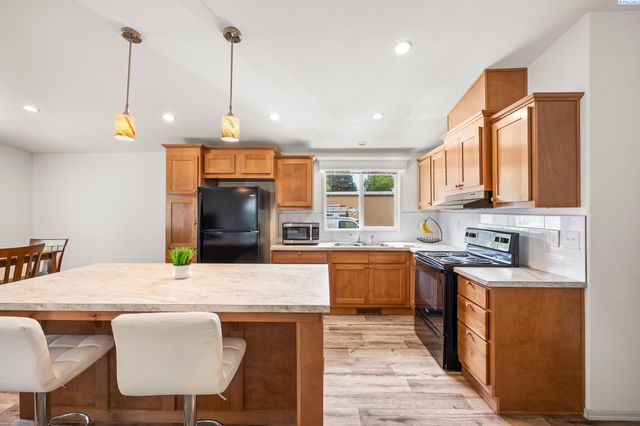 21 Nuclear Ln, Richland, WA 99354