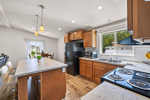 21 Nuclear Ln, Richland, WA 99354
