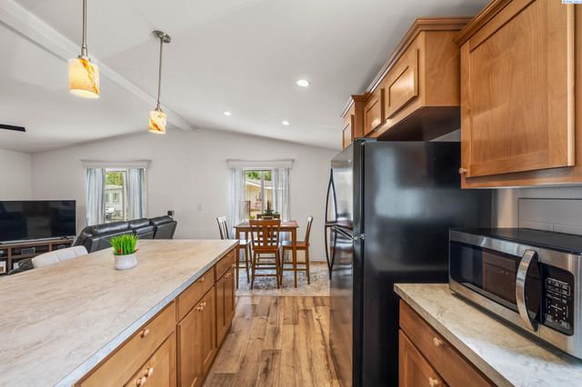 21 Nuclear Ln, Richland, WA 99354