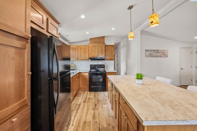 21 Nuclear Ln, Richland, WA 99354