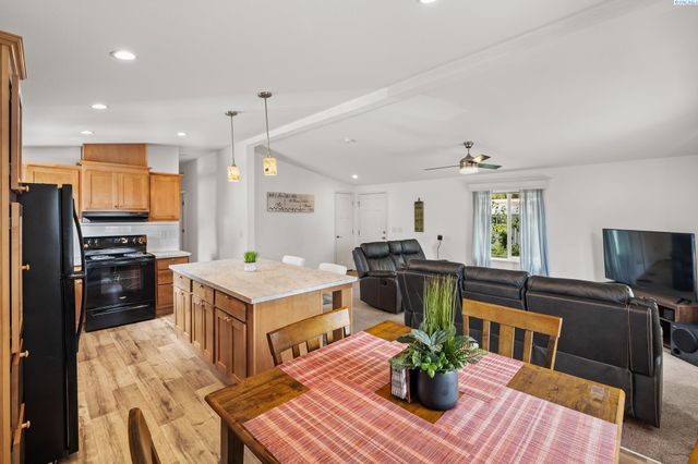 21 Nuclear Ln, Richland, WA 99354