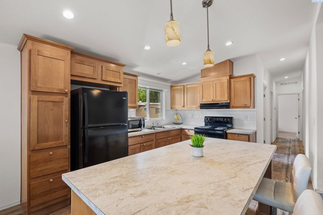 21 Nuclear Ln, Richland, WA 99354
