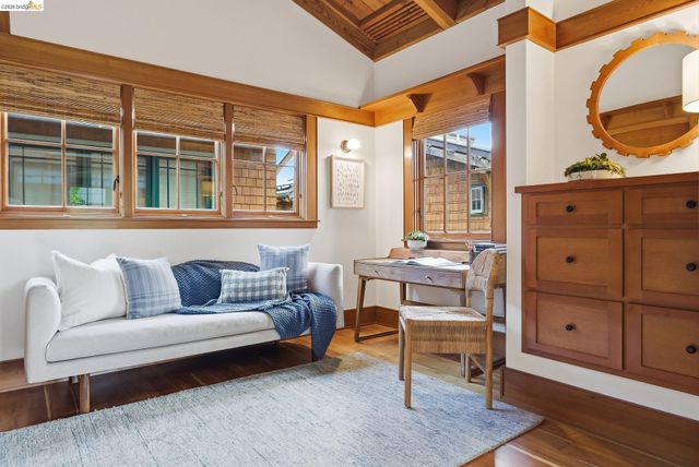 6401 Benvenue Avenue, Oakland, CA 94618