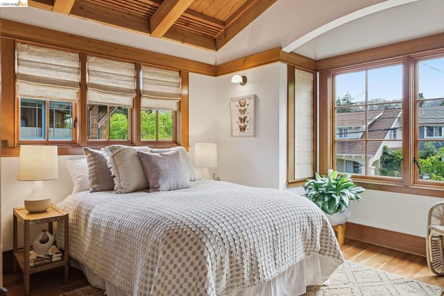 6401 Benvenue Avenue, Oakland, CA 94618