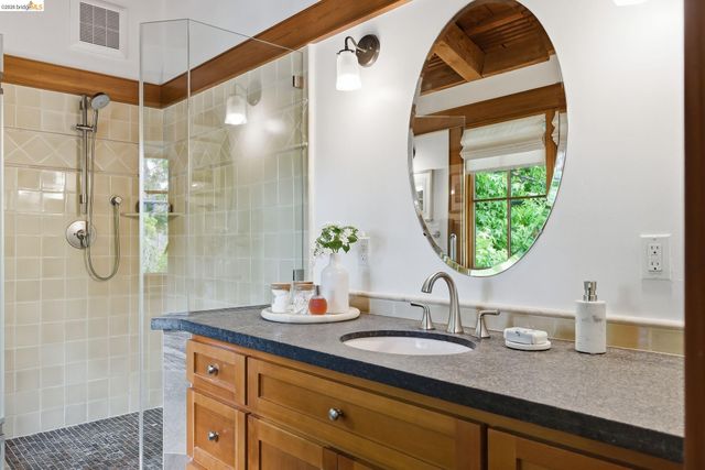 6401 Benvenue Avenue, Oakland, CA 94618