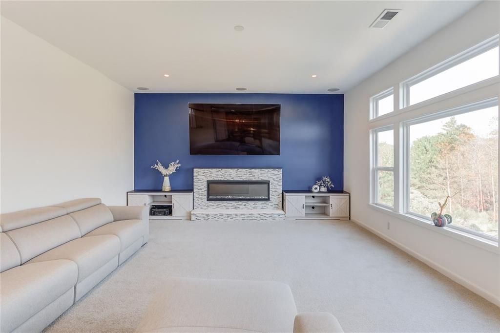 Image 17 of property listing at 1810 Primrose Park Road, Sugar Hill, GA 30518