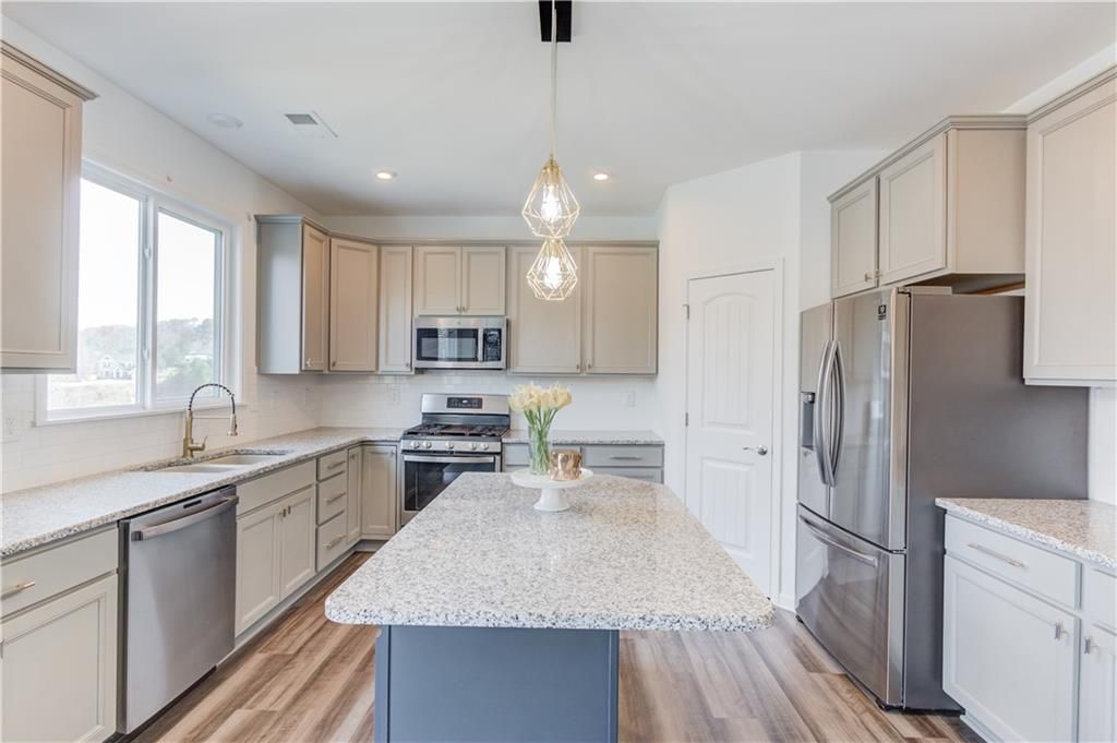 Image 3 of property listing at 1810 Primrose Park Road, Sugar Hill, GA 30518