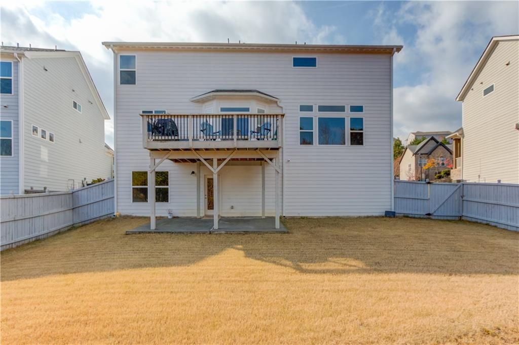 Image 5 of property listing at 1810 Primrose Park Road, Sugar Hill, GA 30518