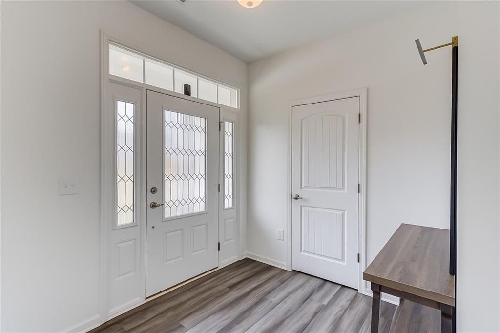 Image 9 of property listing at 1810 Primrose Park Road, Sugar Hill, GA 30518