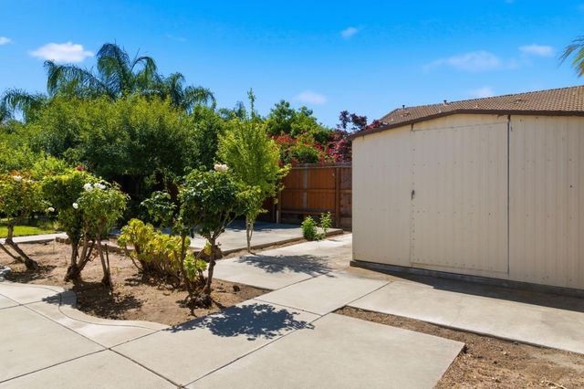 1738 Winchester Dr, Manteca, CA 95336