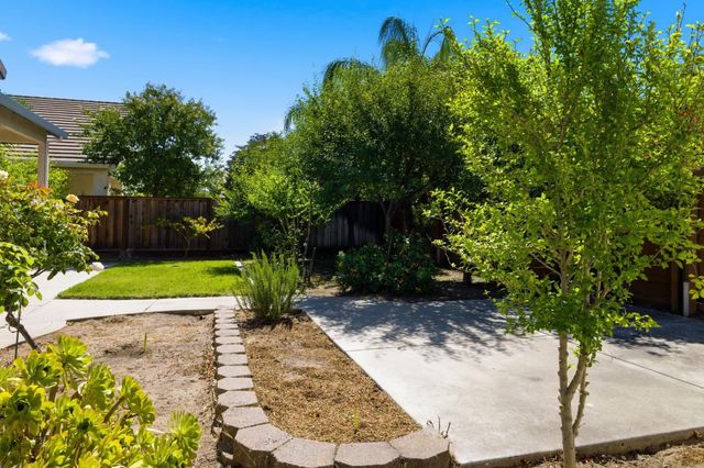 1738 Winchester Dr, Manteca, CA 95336