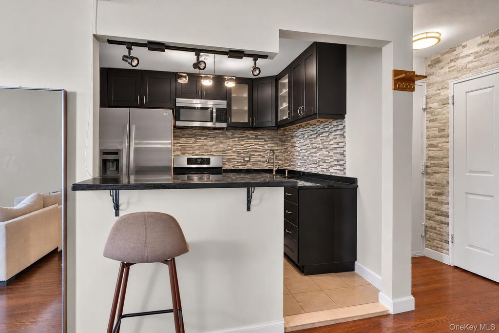 60-11 Broadway 3F, Woodside, NY 11377 — photo 5