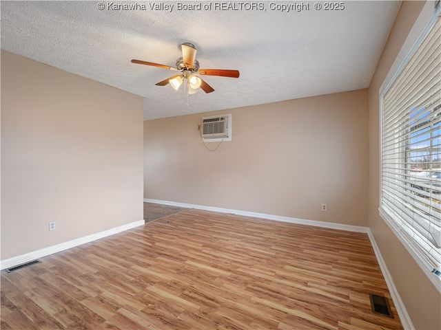 3250 Putnam Avenue, Hurricane, WV 25526