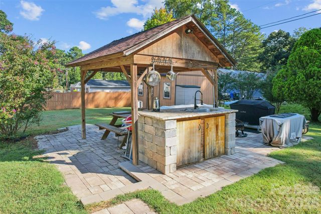 13507 Four Oaks Lane, Matthews, NC 28105