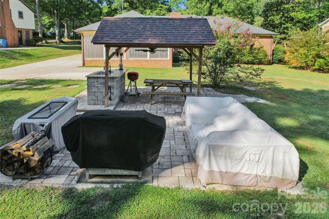 13507 Four Oaks Lane, Matthews, NC 28105