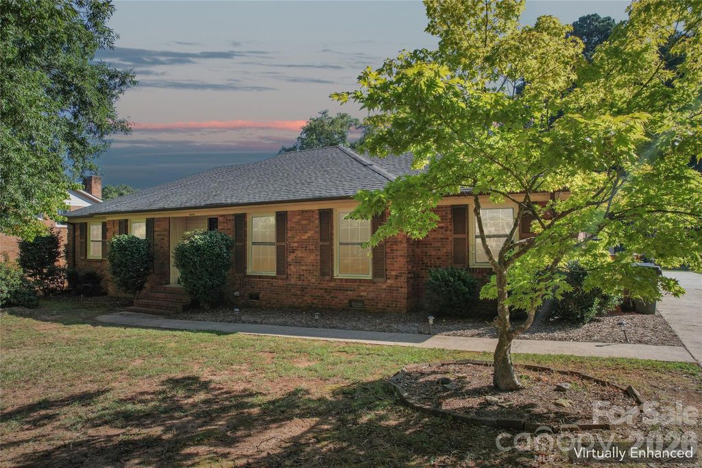 13507 Four Oaks Lane, Matthews, NC 28105