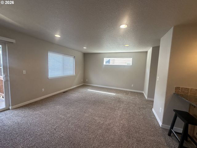 1297 Se WINDSONG Dr, Cascade Locks, OR 97014