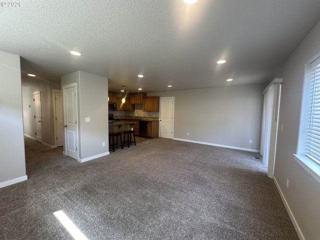 1297 Se WINDSONG Dr, Cascade Locks, OR 97014