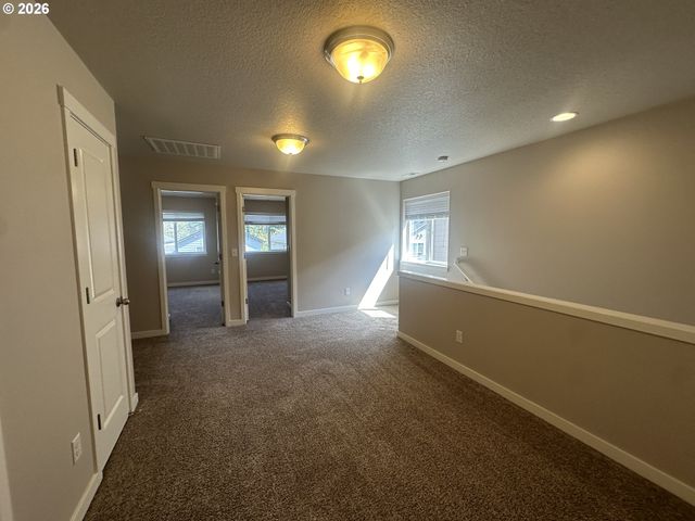 1297 Se WINDSONG Dr, Cascade Locks, OR 97014