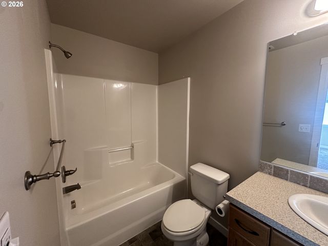 1297 Se WINDSONG Dr, Cascade Locks, OR 97014