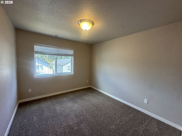 1297 Se WINDSONG Dr, Cascade Locks, OR 97014