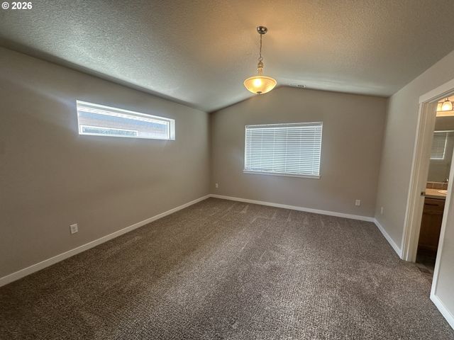 1297 Se WINDSONG Dr, Cascade Locks, OR 97014