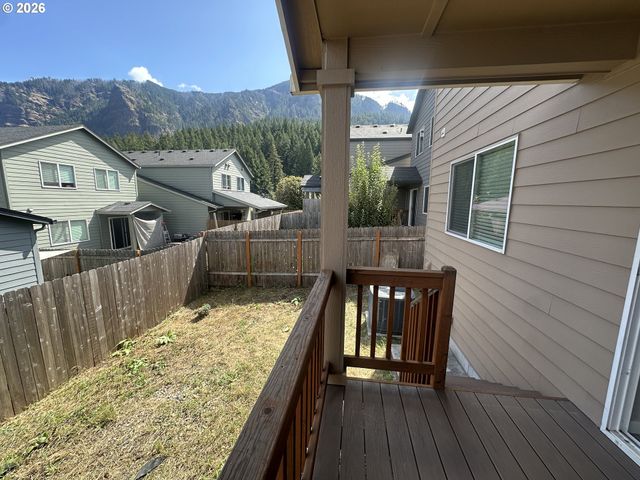 1297 Se WINDSONG Dr, Cascade Locks, OR 97014