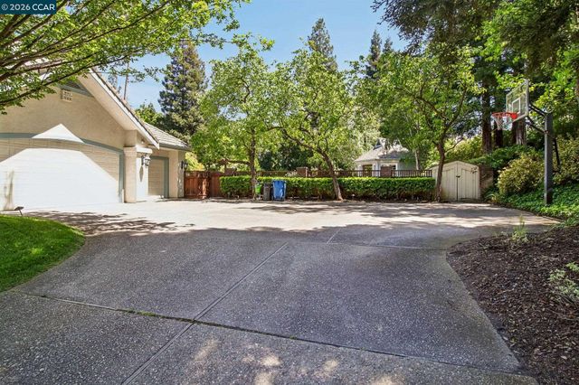 31 Tierra Verde Ct, Walnut Creek, CA 94598