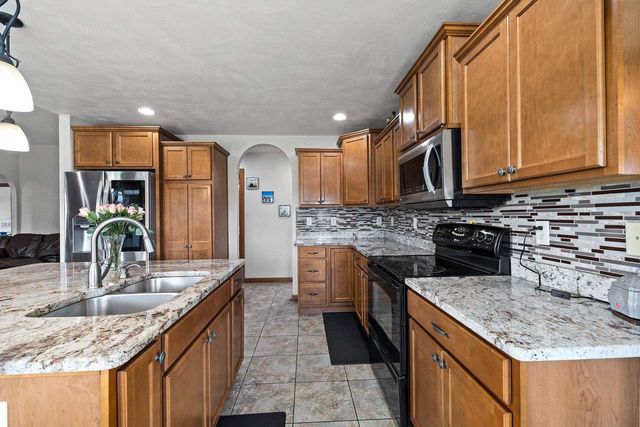 2143 W MELCORN CIRCLE, De Pere, WI 54115