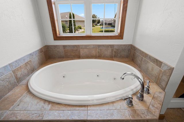 2143 W MELCORN CIRCLE, De Pere, WI 54115