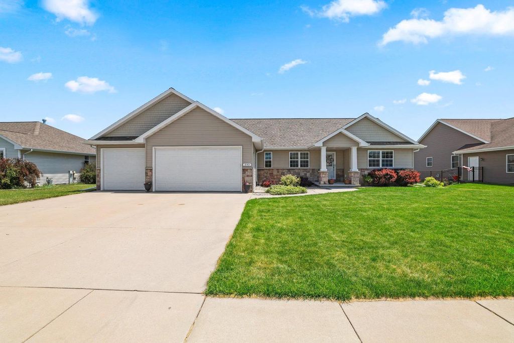 2143 W MELCORN CIRCLE, De Pere, WI 54115