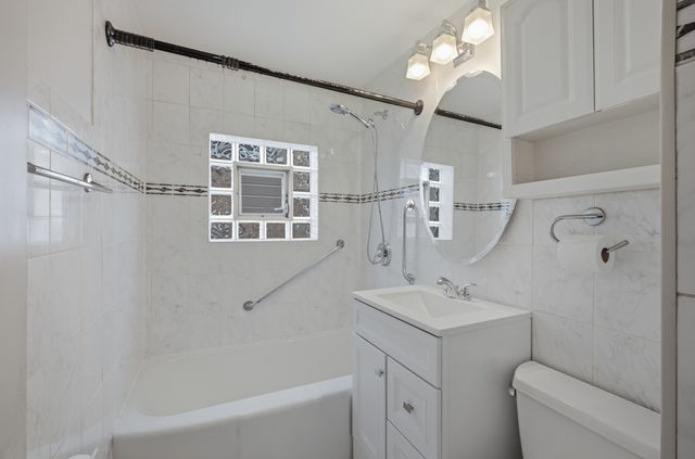7018 W Newport Avenue, Chicago, IL 60634