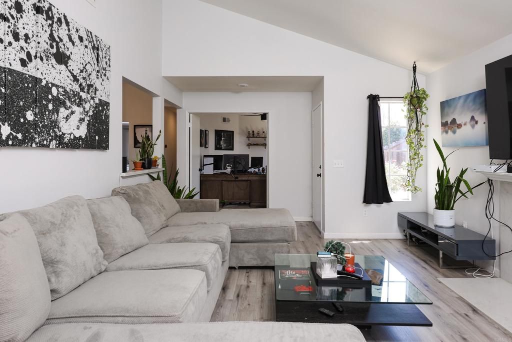 Image 11 of property listing at 10402 Rancho Carmel Drive, San Diego, CA 92128