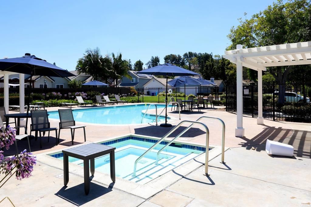Image 6 of property listing at 10402 Rancho Carmel Drive, San Diego, CA 92128