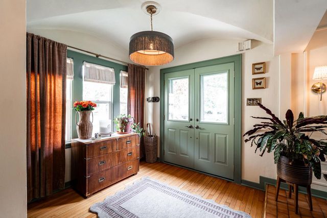 5861 N Bay Ridge AVENUE, Whitefish Bay, WI 53217