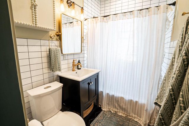 5861 N Bay Ridge AVENUE, Whitefish Bay, WI 53217